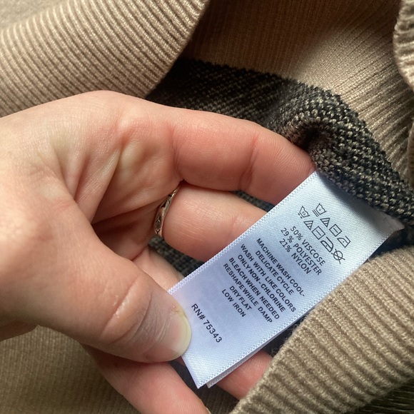 Tahari Sweater Tan Plaid Size Medium - Picture 4 of 4